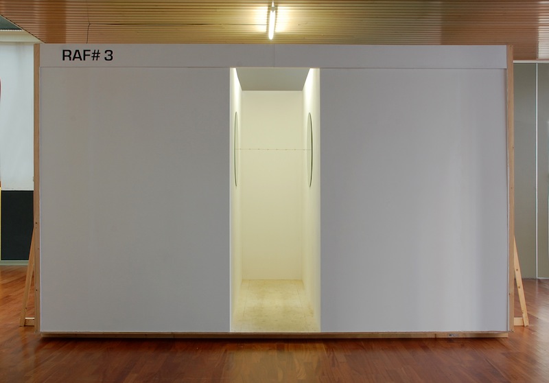 Zonder titel; 2,5 x 4 x 3 meter (h x b x d), installatie met spiegels en prikkeldraad, 2017