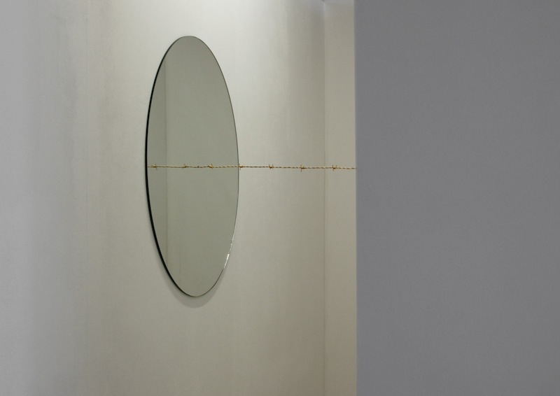 Zonder titel; 2,5 x 4 x 3 meter (h x b x d), installatie met spiegels en prikkeldraad, 2017