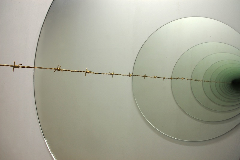 Zonder titel; 2,5 x 4 x 3 meter (h x b x d), installatie met spiegels en prikkeldraad, 2017