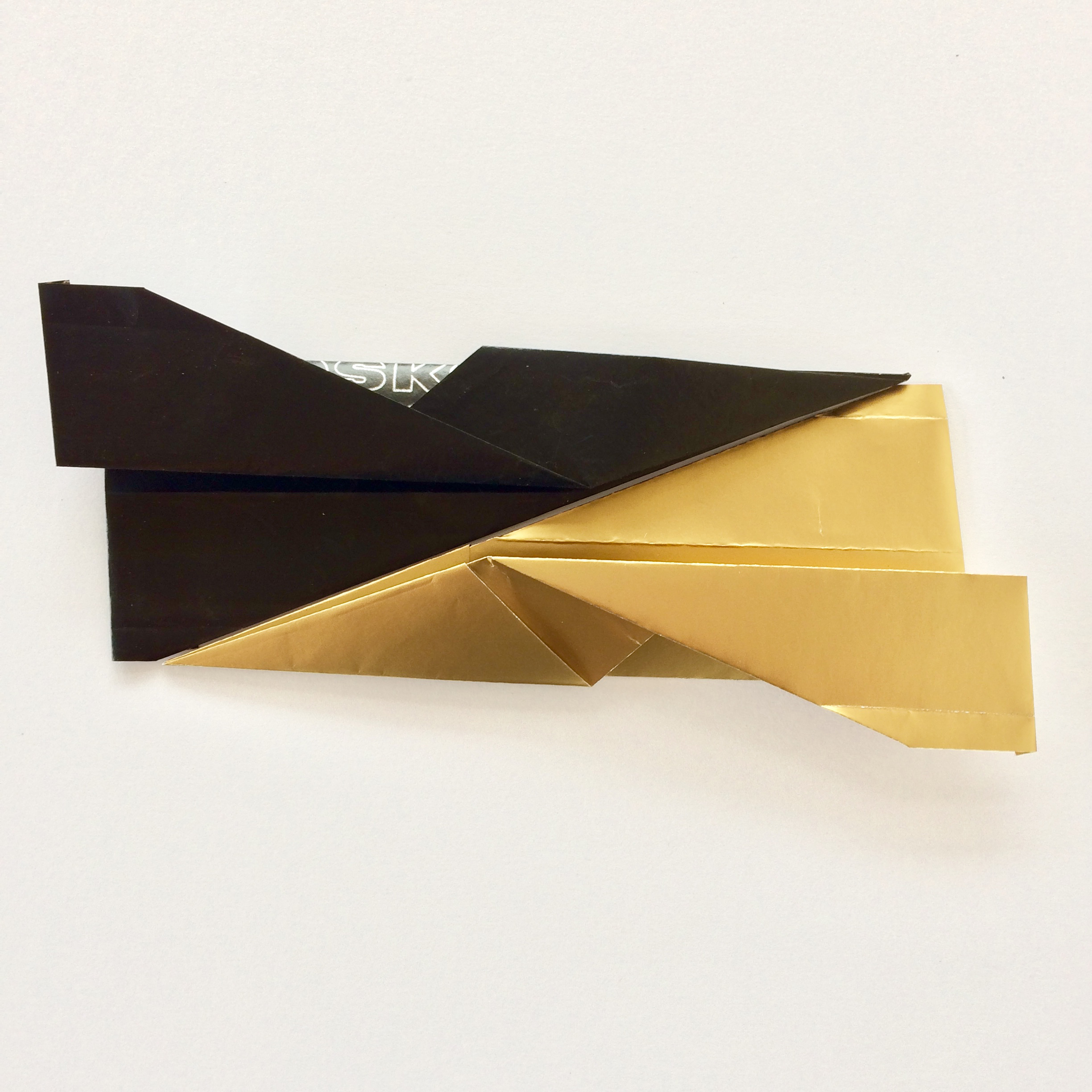 Folded Airplains, 30 x 30 cm, carbon papier en goudpapier, 2018