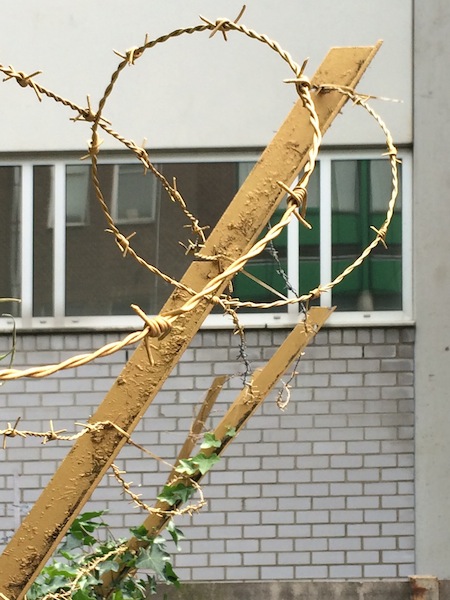 Zonder titel; installatie met prikkeldraad, emmer en druppel, 2017